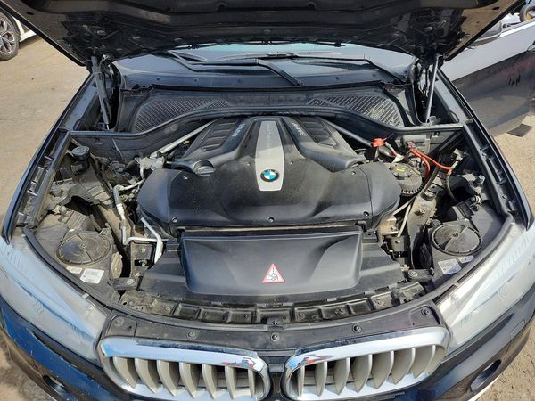 2016 BMW X5 xDrive50i — Engine bay