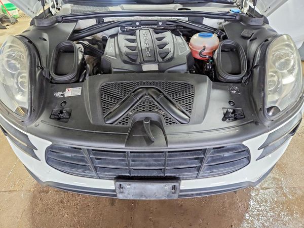 2015 PORSCHE MACAN — Engine bay