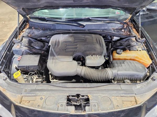 2014 CHRYSLER 300 — Engine bay