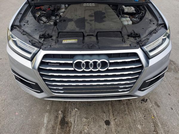 2017 AUDI Q7 quattro Premium — Engine bay