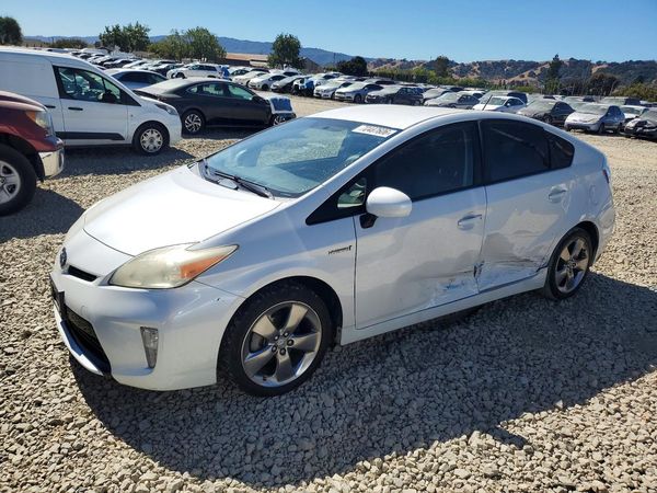 2013 TOYOTA PRIUS — Front 3/4