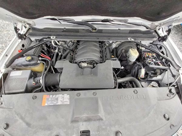 2018 CHEVROLET SUBURBAN LT — Engine bay