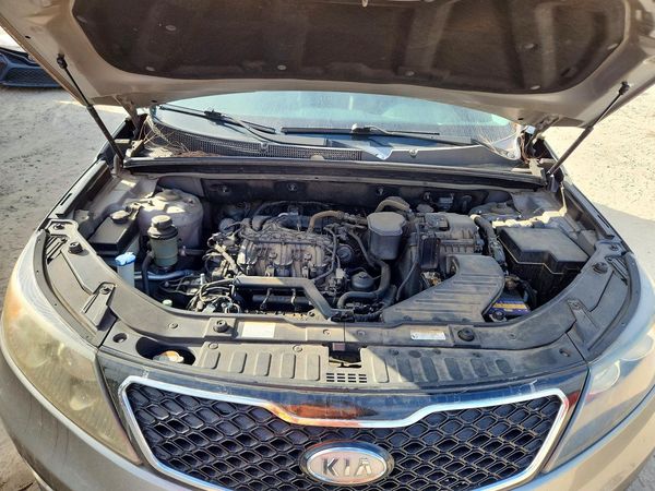 2013 KIA SORENTO SX — Engine bay
