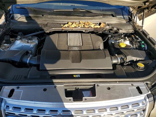 2015 LAND ROVER RANGEROVER Autobiography — Engine bay