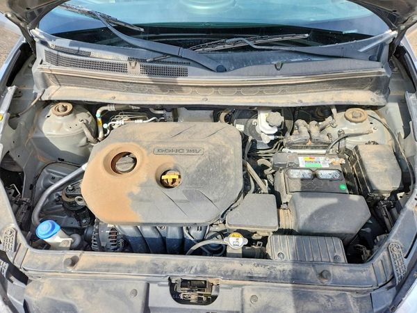 2012 KIA SOUL GL — Engine bay