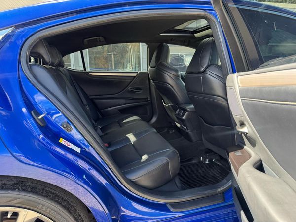 2019 LEXUS ES
