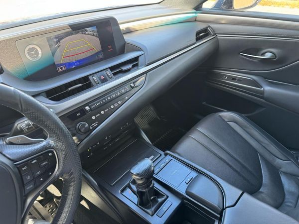 2019 LEXUS ES