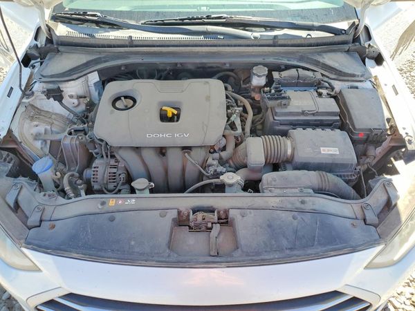 2017 HYUNDAI ELANTRA SE Base — Engine bay