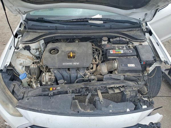 2018 HYUNDAI ELANTRA — Engine bay