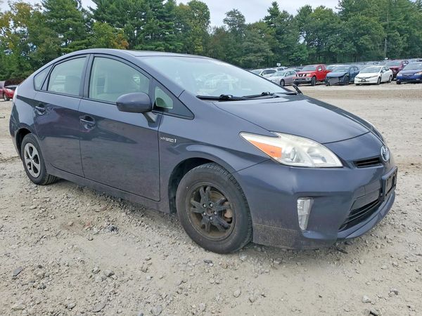 2013 TOYOTA PRIUS — Passenger 3/4