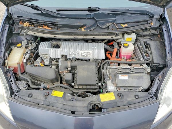 2013 TOYOTA PRIUS — Engine bay