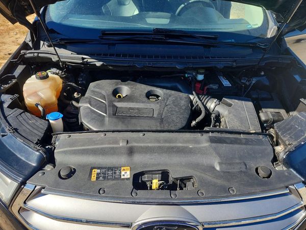 2017 FORD EDGE Titanium — Engine bay