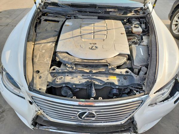 2014 LEXUS LS 460 — Engine bay