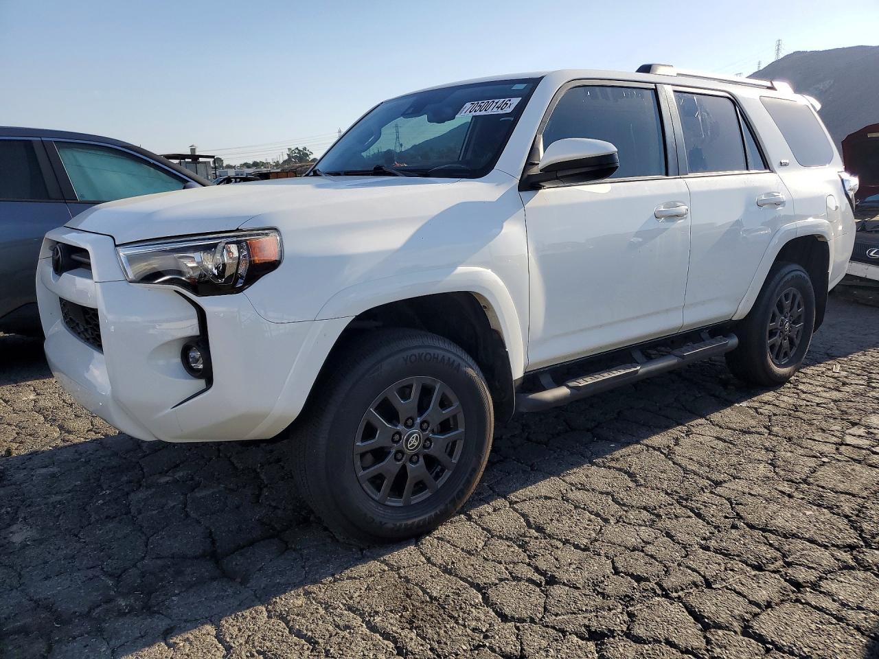 2022 TOYOTA 4RUNNER SR5 — Front 3/4