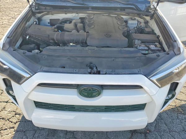 2022 TOYOTA 4RUNNER SR5 — Engine bay