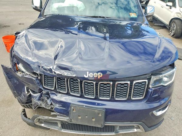 2017 JEEP GRAND CHEROKEE Limited — Engine bay