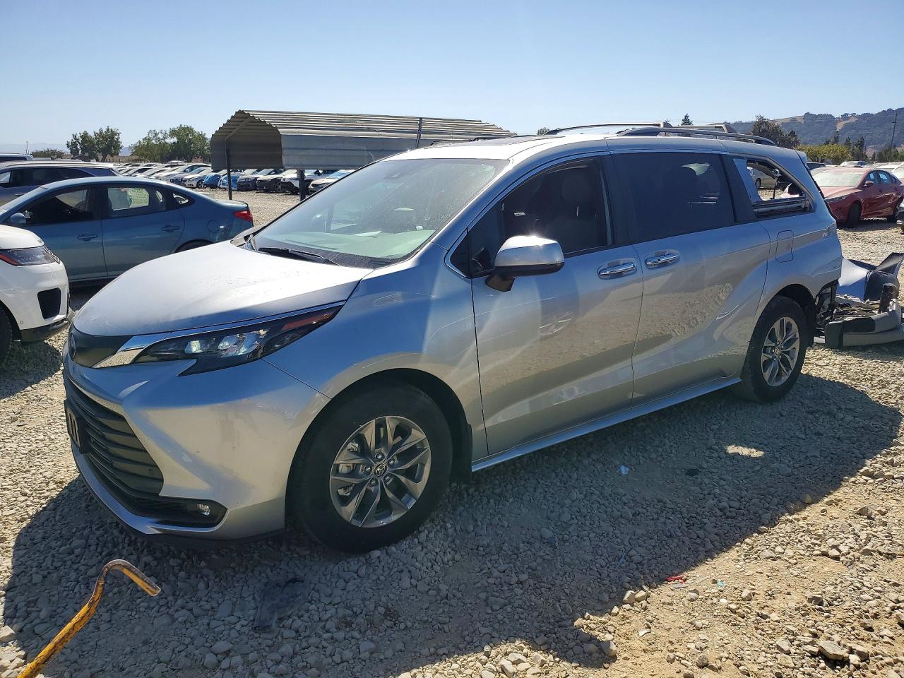 2025 TOYOTA SIENNA XLE — Front 3/4