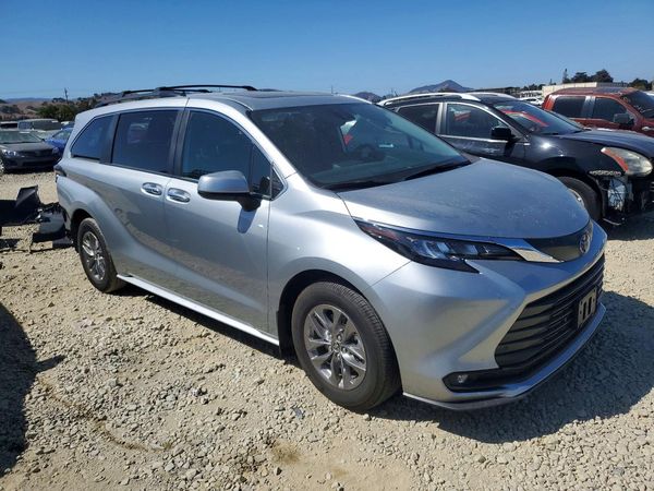 2025 TOYOTA SIENNA XLE — Passenger 3/4