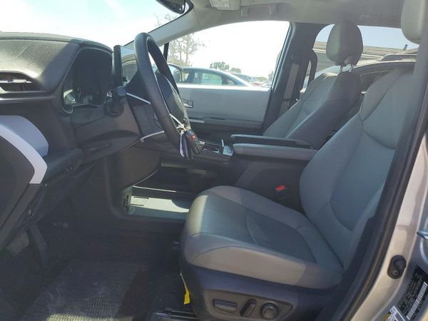 2025 TOYOTA SIENNA XLE — DENT
