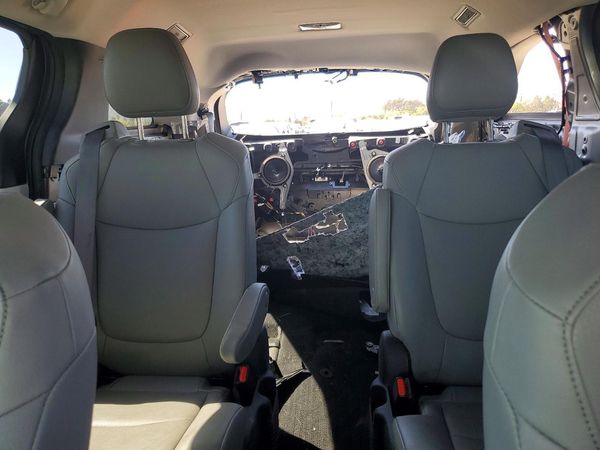 2025 TOYOTA SIENNA XLE — SUVN