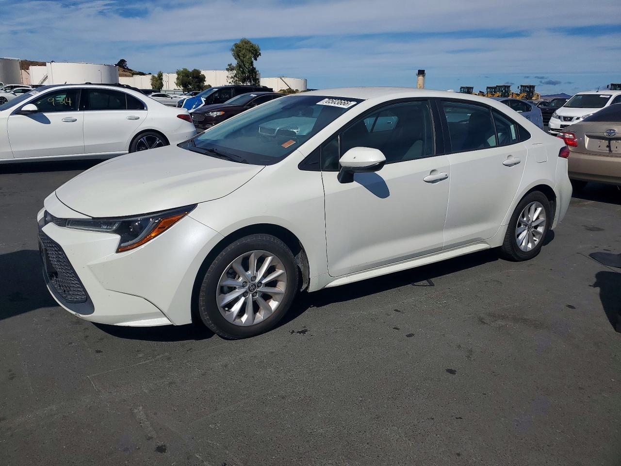 2021 TOYOTA COROLLA LE w/Premium pkg2 — Front 3/4