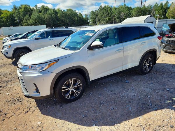 2019 TOYOTA HIGHLANDER LE/LE Plus — Front 3/4