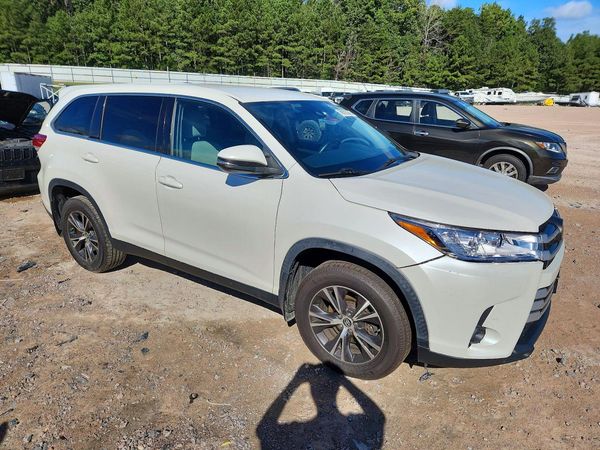 2019 TOYOTA HIGHLANDER LE/LE Plus — Passenger 3/4
