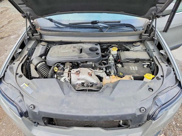 2019 JEEP CHEROKEE Limited — Engine bay