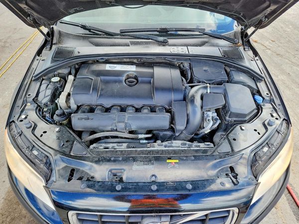 2012 VOLVO XC70 — Engine bay