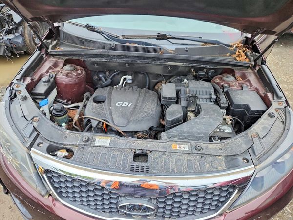2013 KIA SORENTO Base / LX — Engine bay