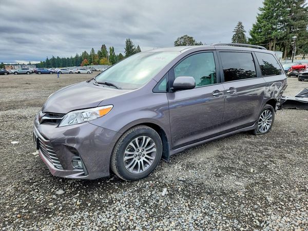 2020 TOYOTA SIENNA Q grade — Front 3/4