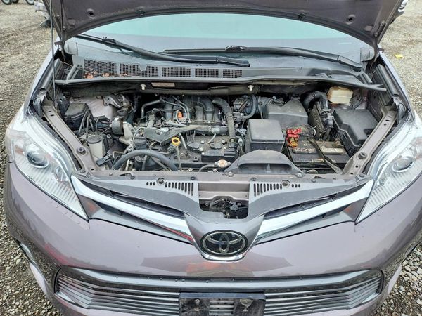 2020 TOYOTA SIENNA Q grade — Engine bay