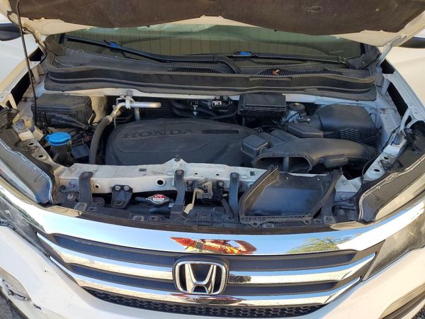 2017 HONDA PILOT EXL — Engine bay