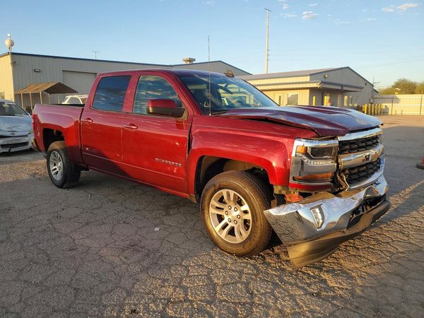 2017 CHEVROLET SILVERADO LT — Passenger 3/4