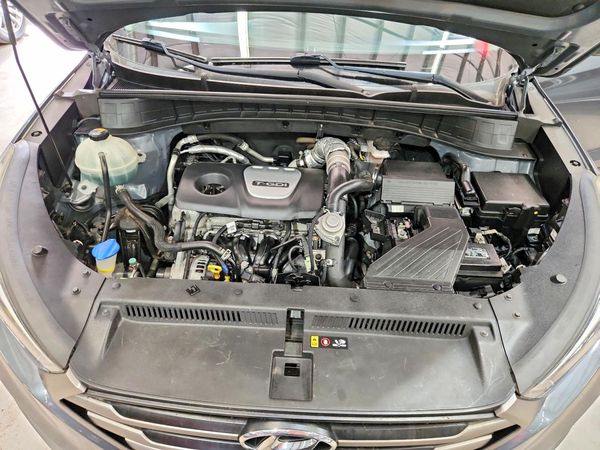2016 HYUNDAI TUCSON — Engine bay