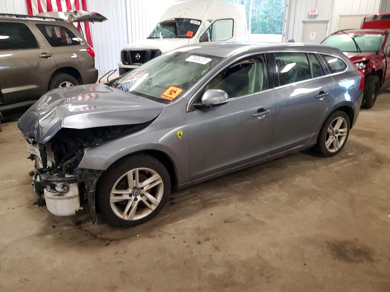 2017 VOLVO V60 Premier — Front 3/4