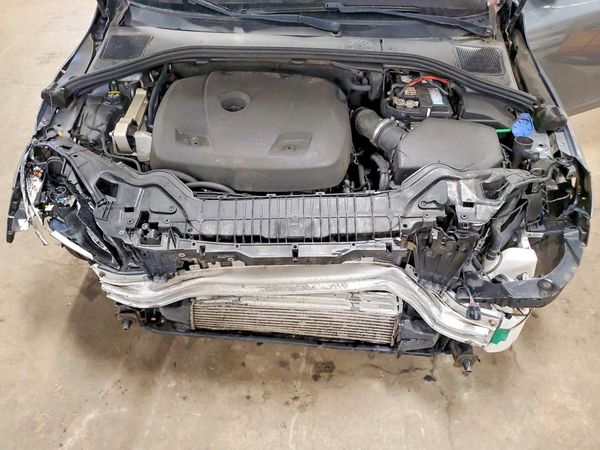 2017 VOLVO V60 Premier — Engine bay