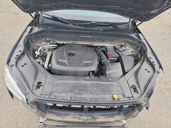2018 VOLVO XC90 R-Design — Engine bay