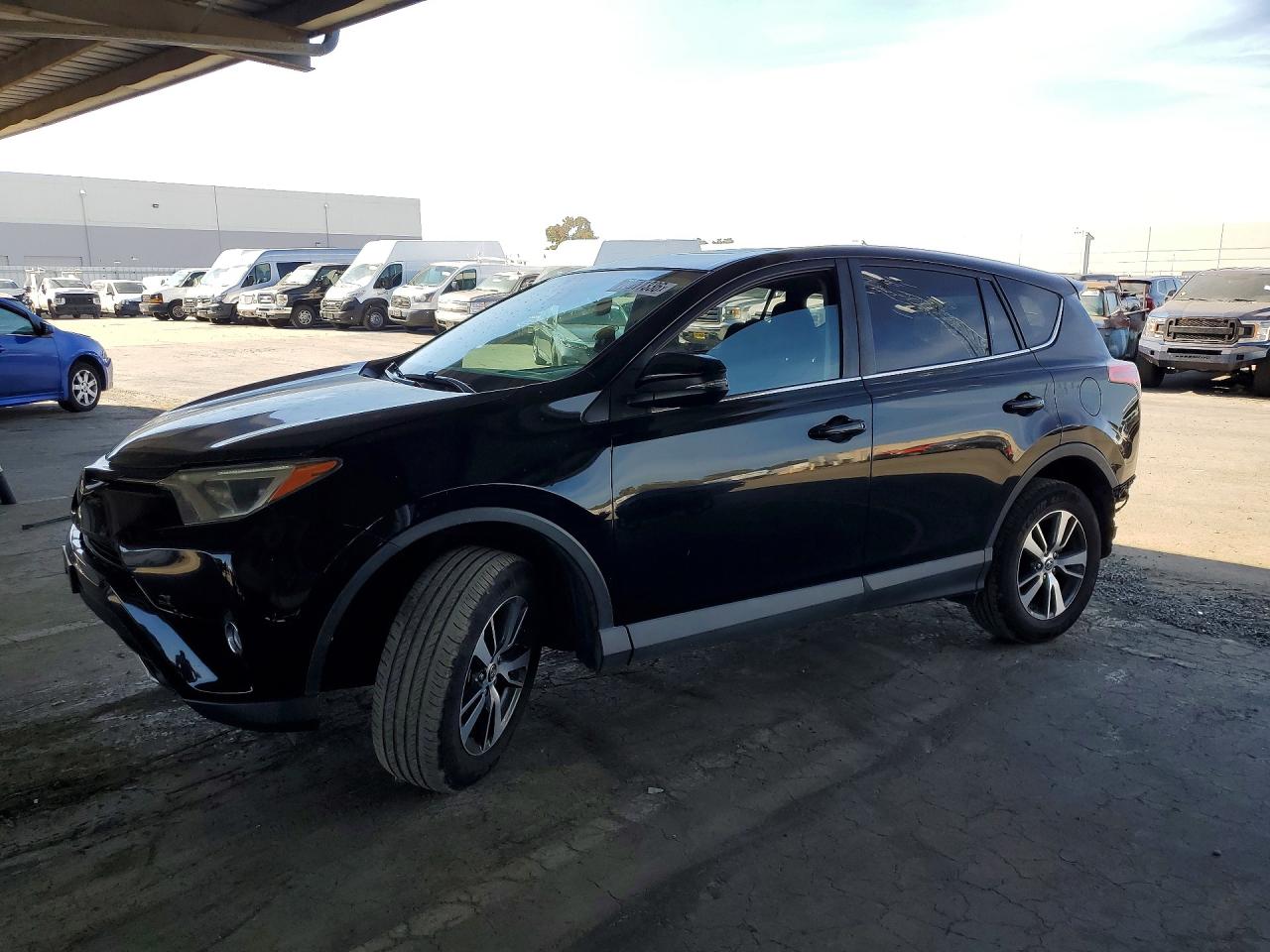 2018 TOYOTA RAV4 Adventure/XLE — Front 3/4