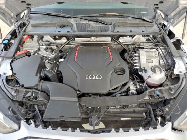 2022 AUDI SQ5 — Engine bay