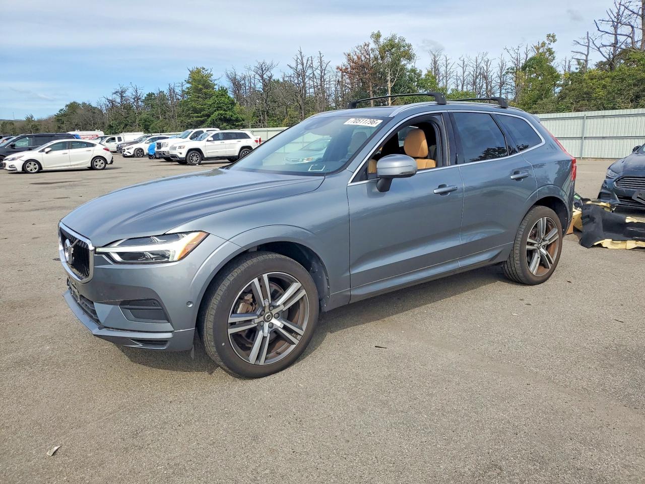 2018 VOLVO XC60 Momentum — Front 3/4