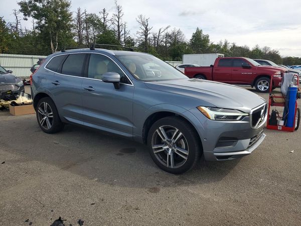 2018 VOLVO XC60 Momentum — Passenger 3/4