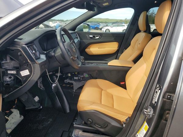 2018 VOLVO XC60 Momentum — DENT