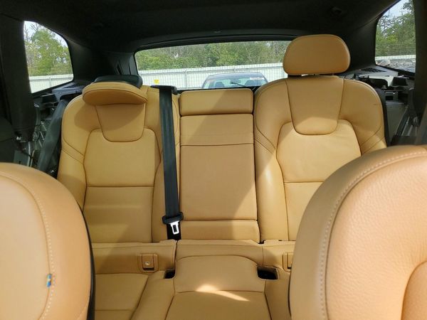 2018 VOLVO XC60 Momentum — SUVN