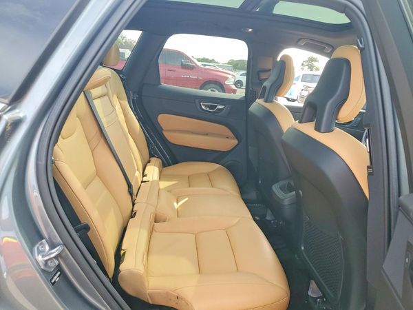 2018 VOLVO XC60 Momentum — PSRS