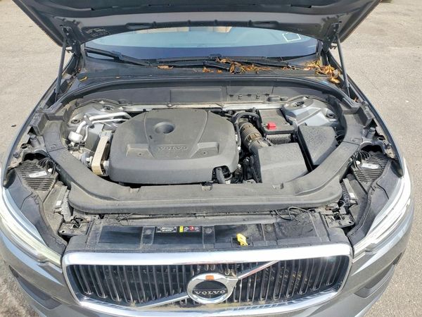2018 VOLVO XC60 Momentum — Engine bay