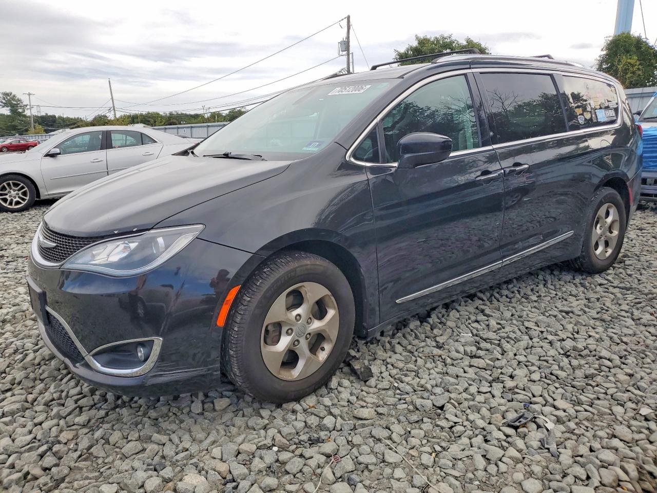 2017 CHRYSLER PACIFICA Touring L Plus — Front 3/4