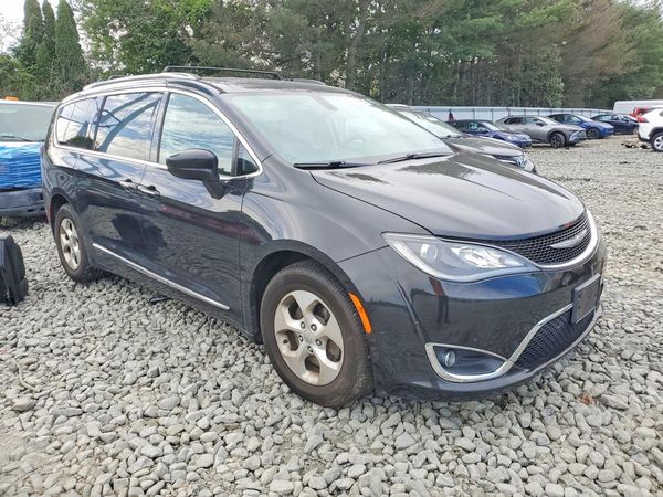 2017 CHRYSLER PACIFICA Touring L Plus — Passenger 3/4
