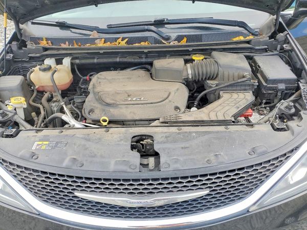 2017 CHRYSLER PACIFICA Touring L Plus — Engine bay