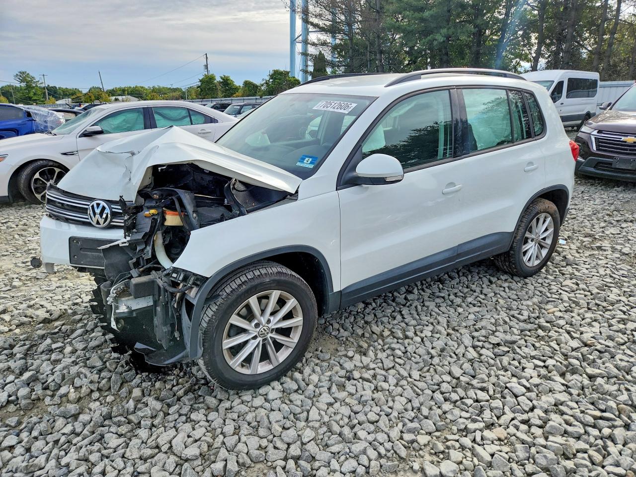 2017 VOLKSWAGEN TIGUAN — Front 3/4